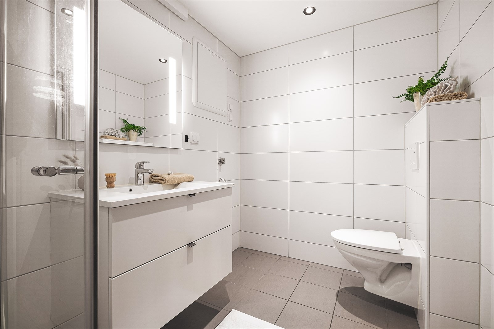 Det er opplegg for vaskemaskin på rommet. Ventilasjonen er balansert, med tilluft via en spalte under døren. Galleribilde