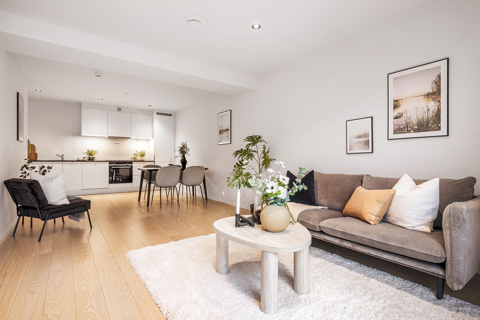 Stuens størrelse og utforming gjør den enkel å innrede i flere soner. Galleribilde