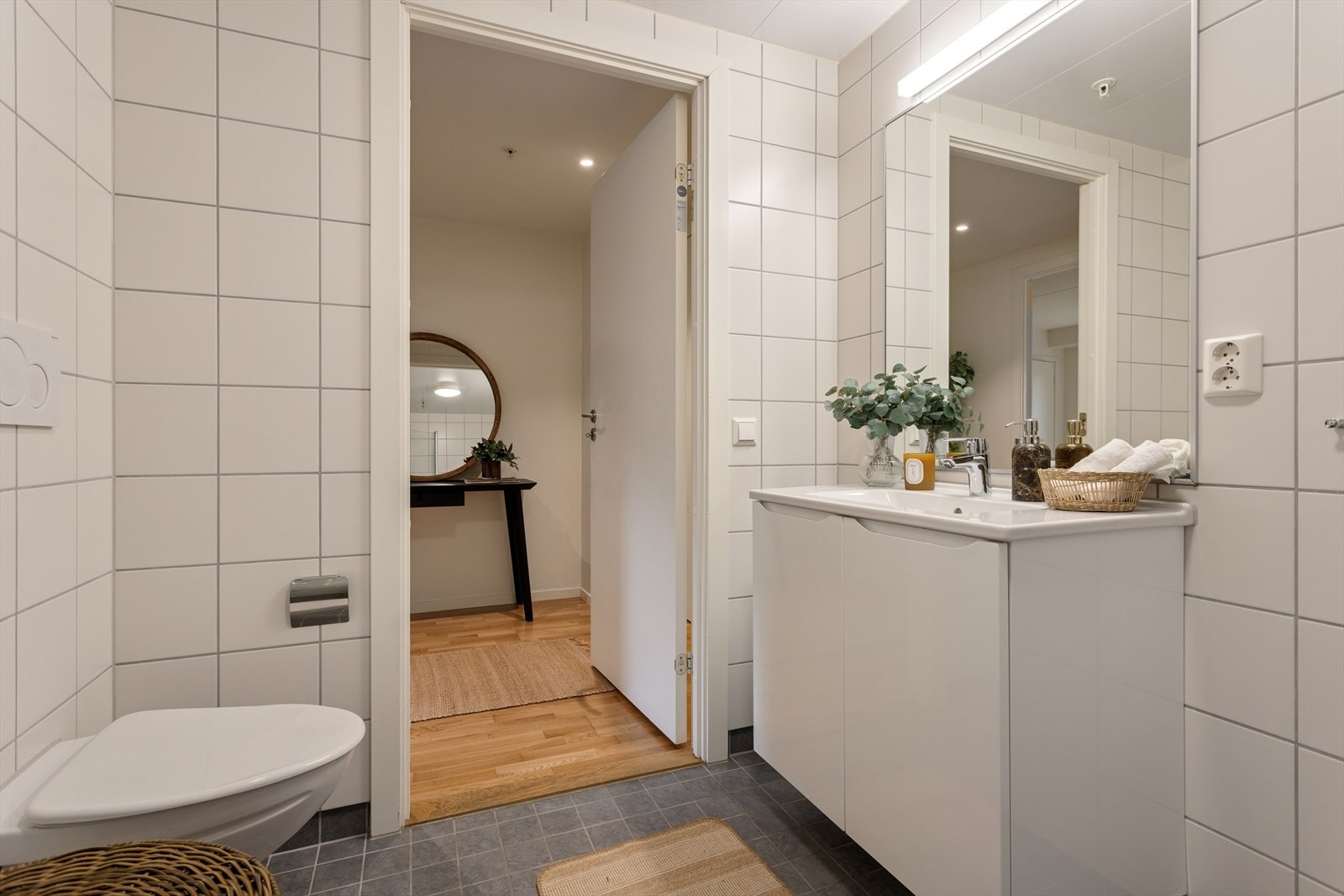 Bad med gulvvarme og opplegg for vaskemaskin Galleribilde