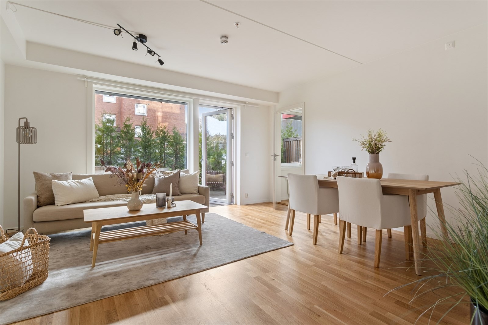 Delikat leilighet med praktisk planløsning og utgang til markterrasse Galleribilde