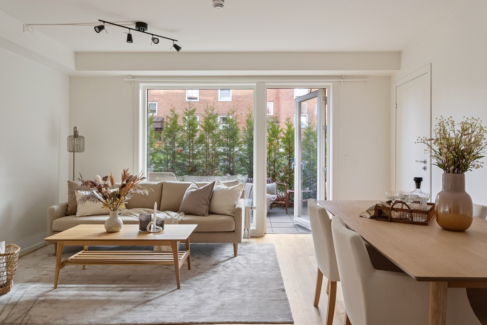 Fra stuen er det utgang til skjermet markterrasse Galleribilde