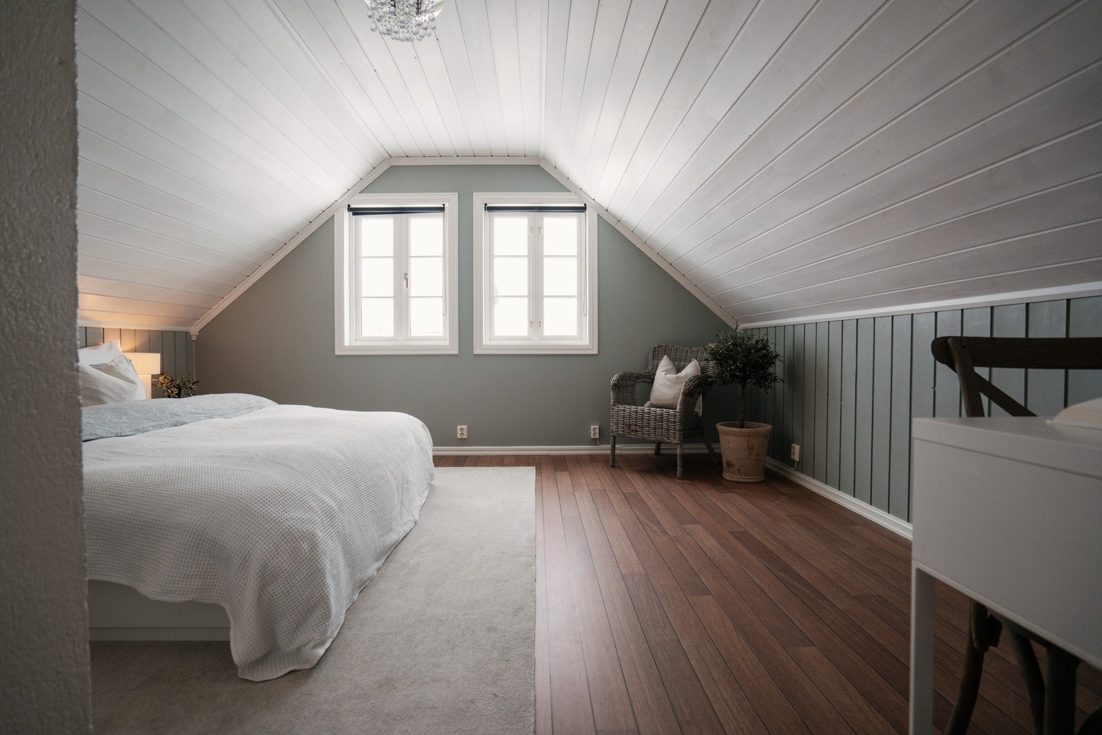 Alle rommene har laminat på gulv og panel på vegger samt i himling Galleribilde