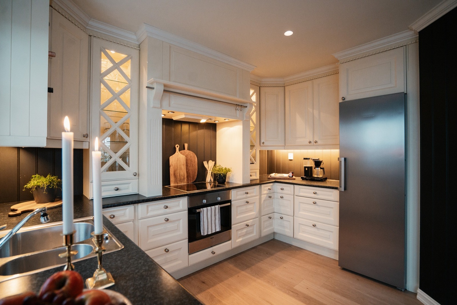 Innredningen har avsatt plass til kjøleskap, oppvaskmaskin, platetopp og stekeovn Galleribilde