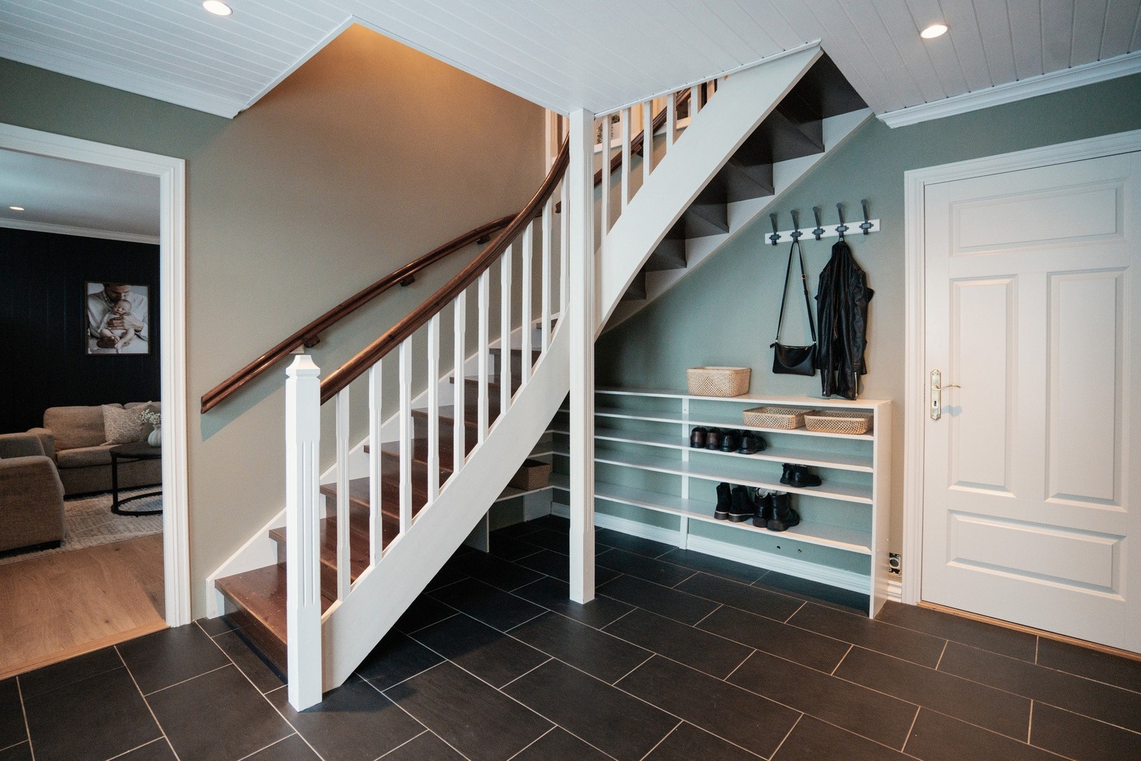 Det er fin plass til garderobeløsning for oppheng av yttertøy og sko Galleribilde