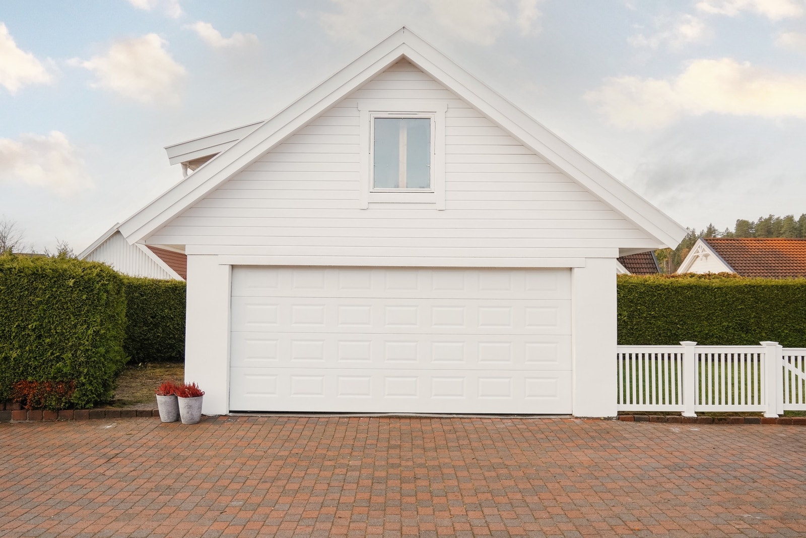 Seksjonen har eksklusiv bruksrett til halve garasjen samt halve loftet Galleribilde