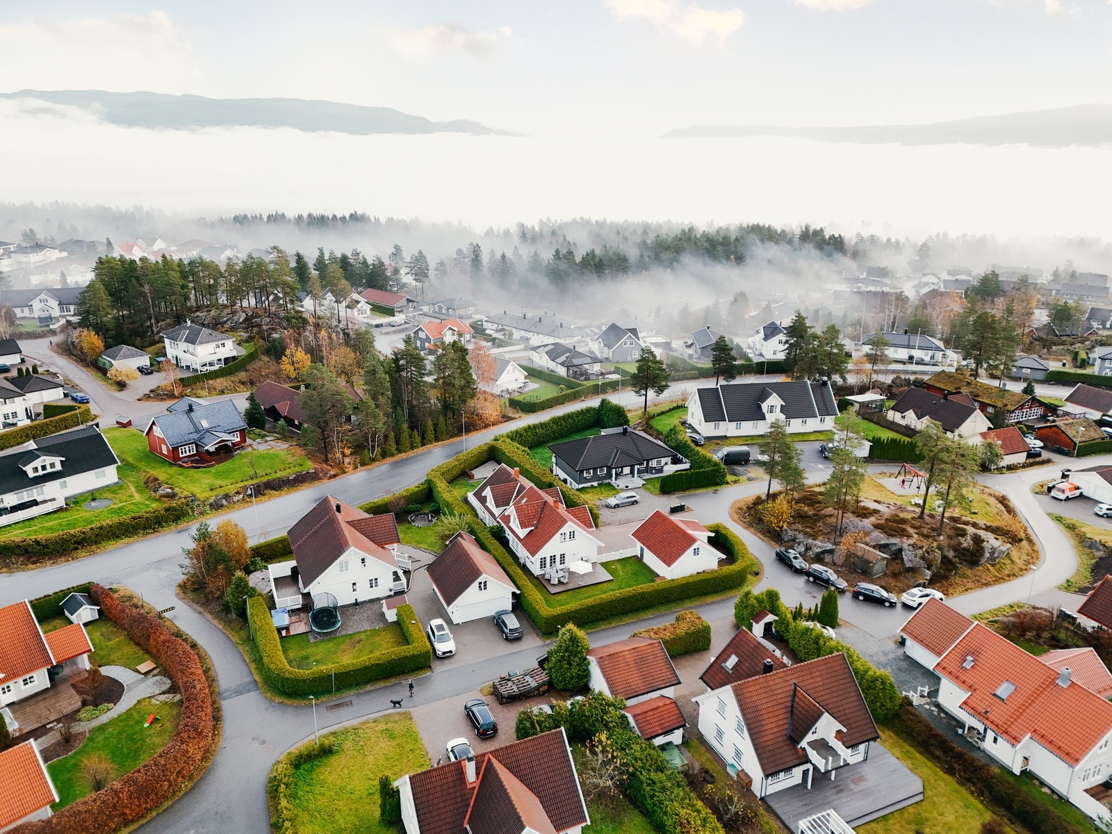 Boligen ligger i et veletablert boligfelt på Ormåsen i Øvre Eiker kommune, og byr på et rolig og familievennlig nærmiljø Galleribilde