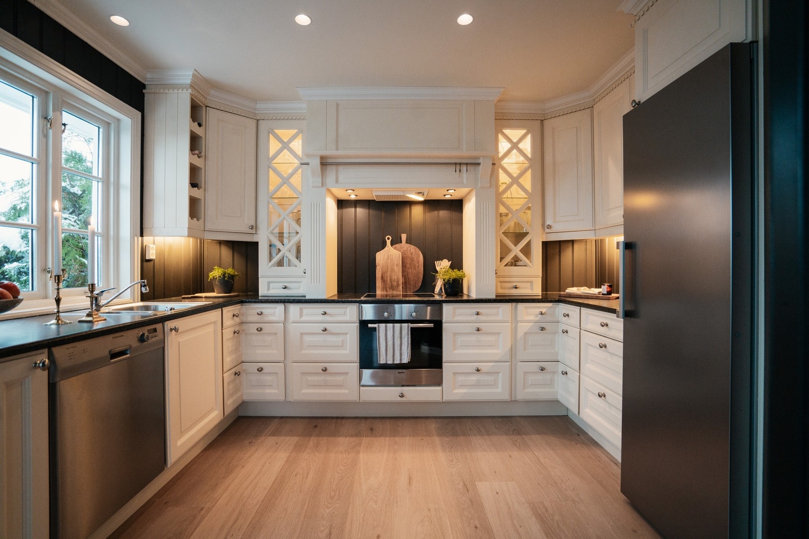 Pen kjøkkeninnredning med profilerte fronter og benkeplate av laminat Galleribilde