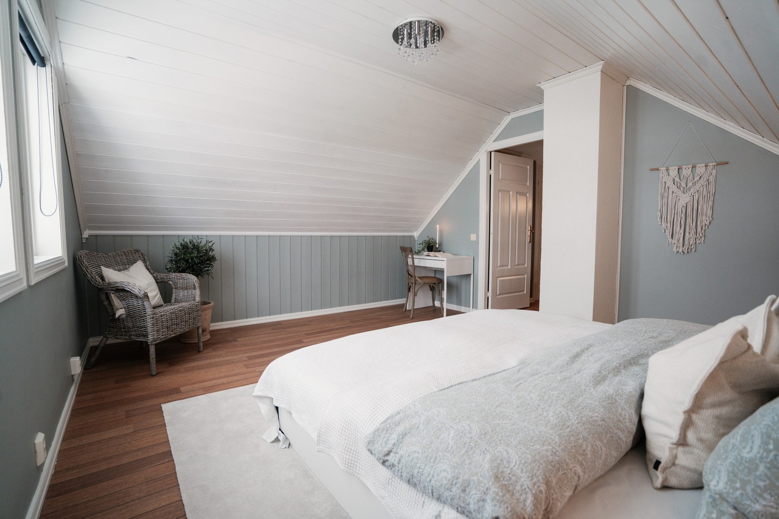 Hovedsoverommet er av god størrelse og har plass til dobbeltseng, nattbord og garderobe Galleribilde