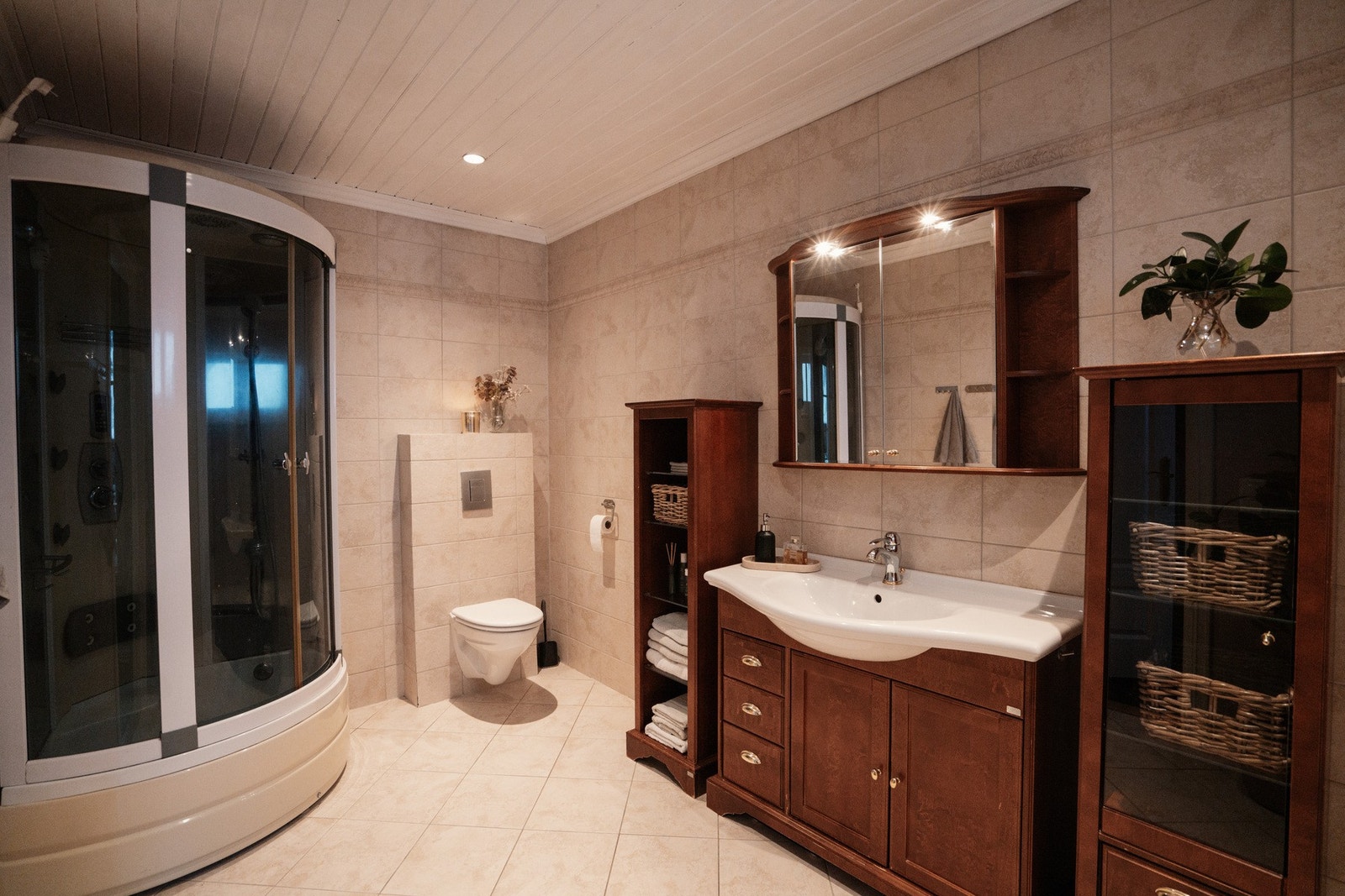 Romslig, helfliset bad med vannbåren gulvvarme og panel i himling Galleribilde