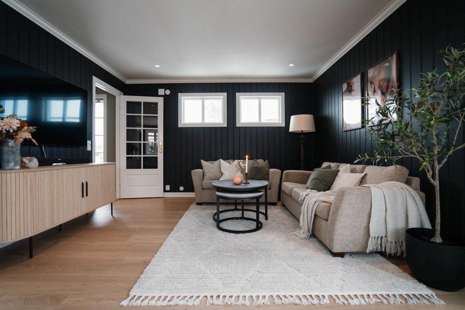 Innbydende og lys stue med parkett på gulv, panel på vegger og downlights i himling Galleribilde