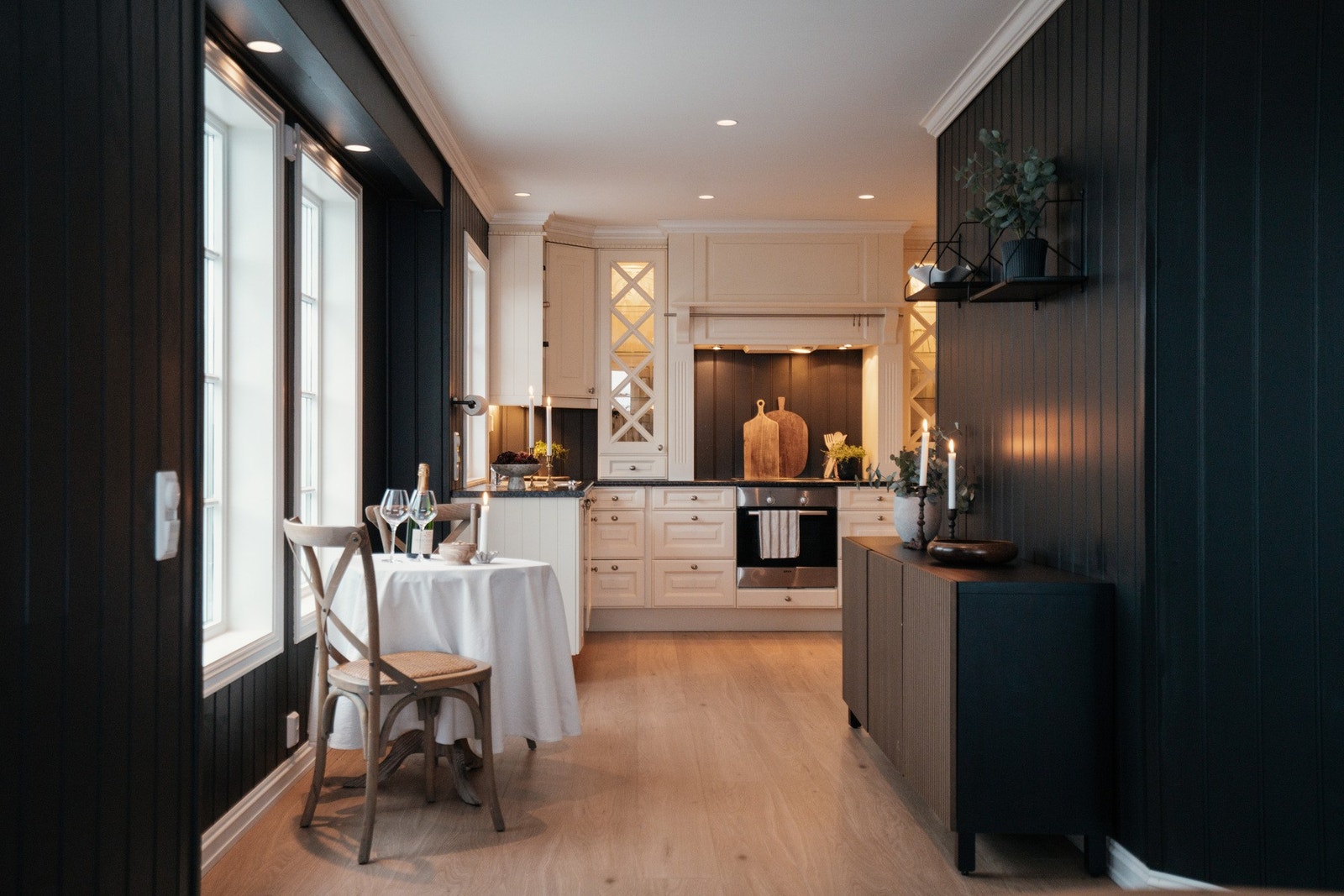 Kjøkkenet ligger i delvis åpen løsning mot stuen Galleribilde