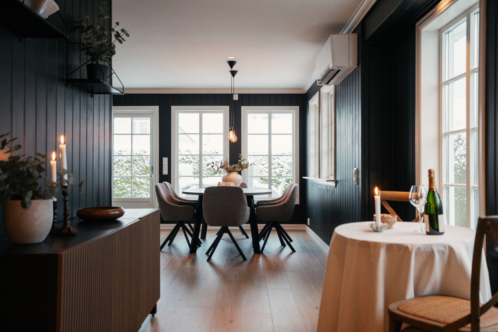 Fra stuen er det utgang til terrasse og hage Galleribilde