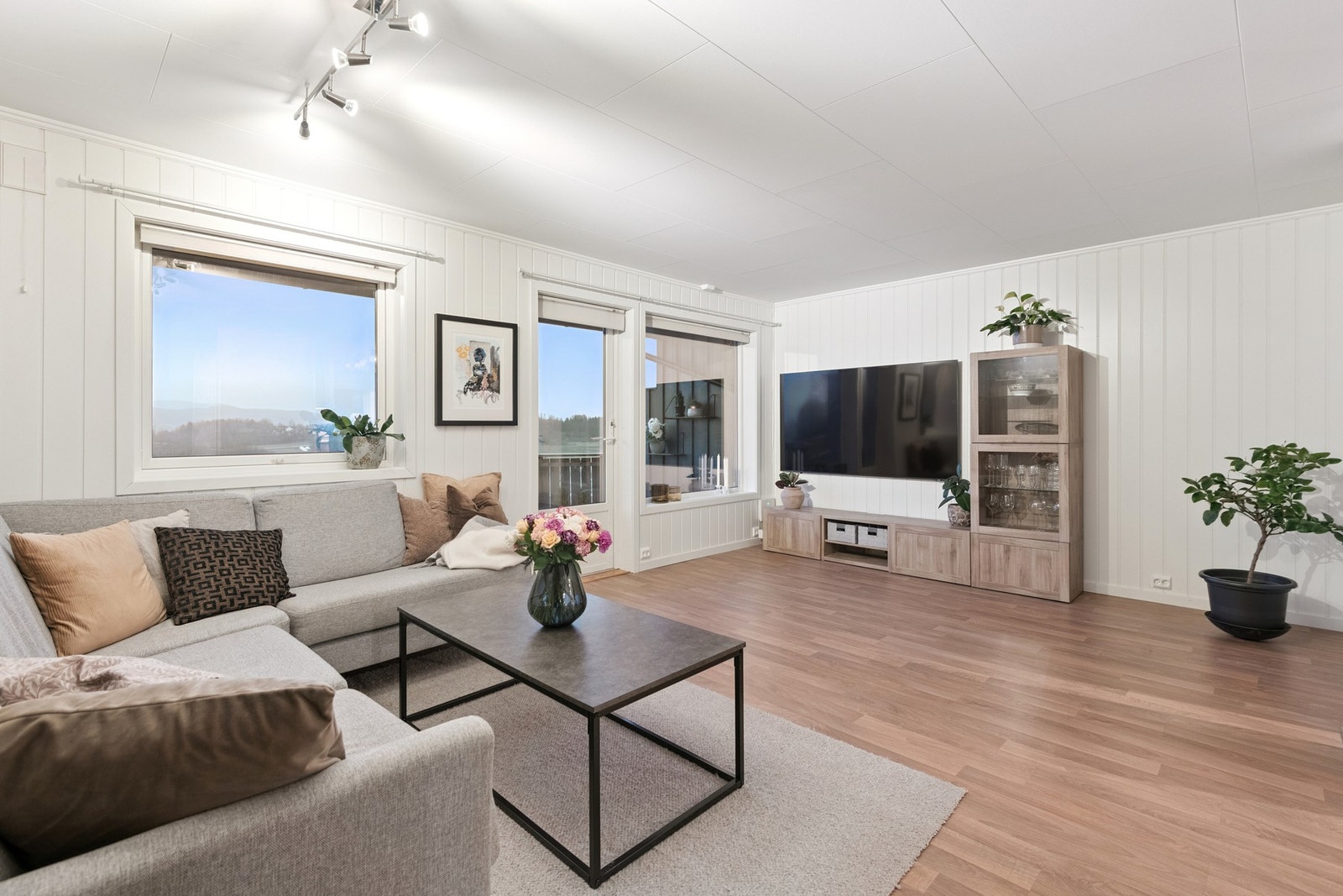 Stuen har god plass til møblering og store vindusflater som gir godt med naturlig lysinnslipp. Galleribilde