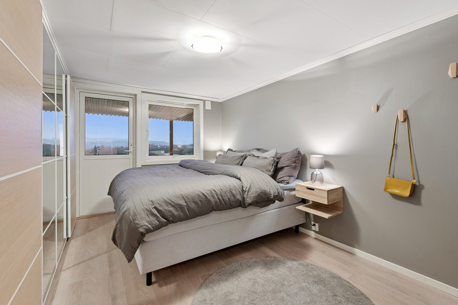 Fra soverommet har man enkel adkomst til hagen på baksiden. Galleribilde