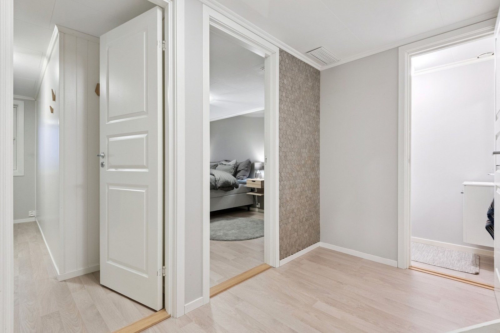 Gang i underetasje. Galleribilde