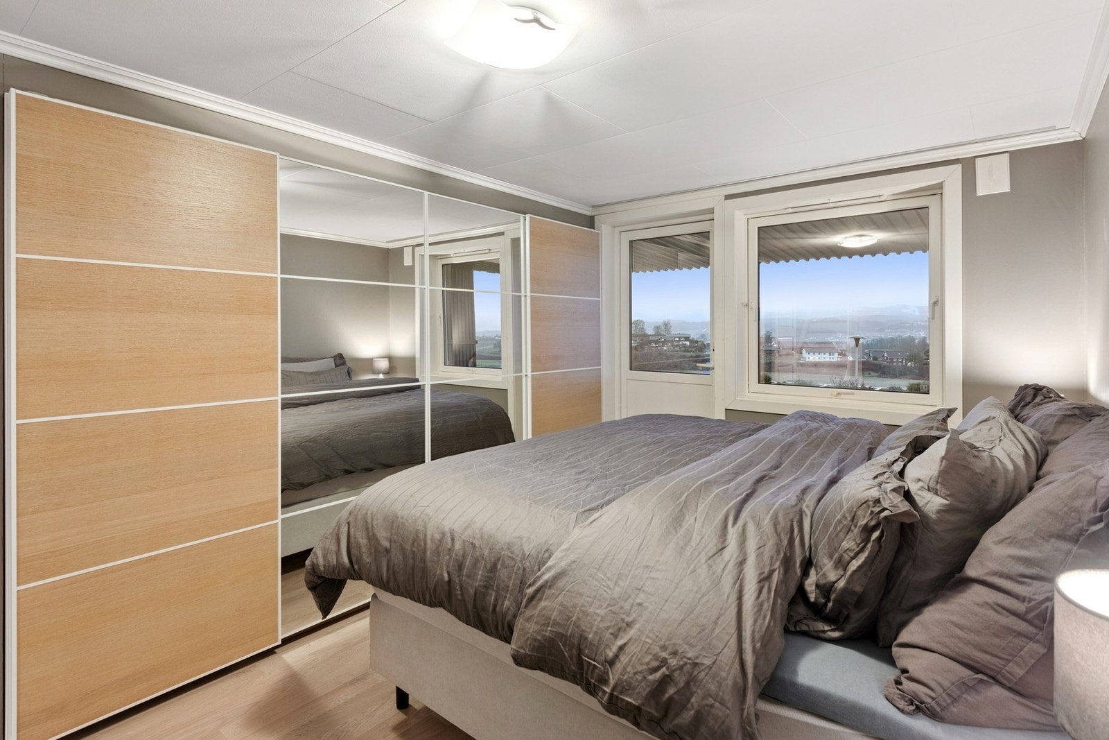 Hovedsoverommet har en romslig skyvedørsgarderobe og plass til dobbeltseng. Galleribilde