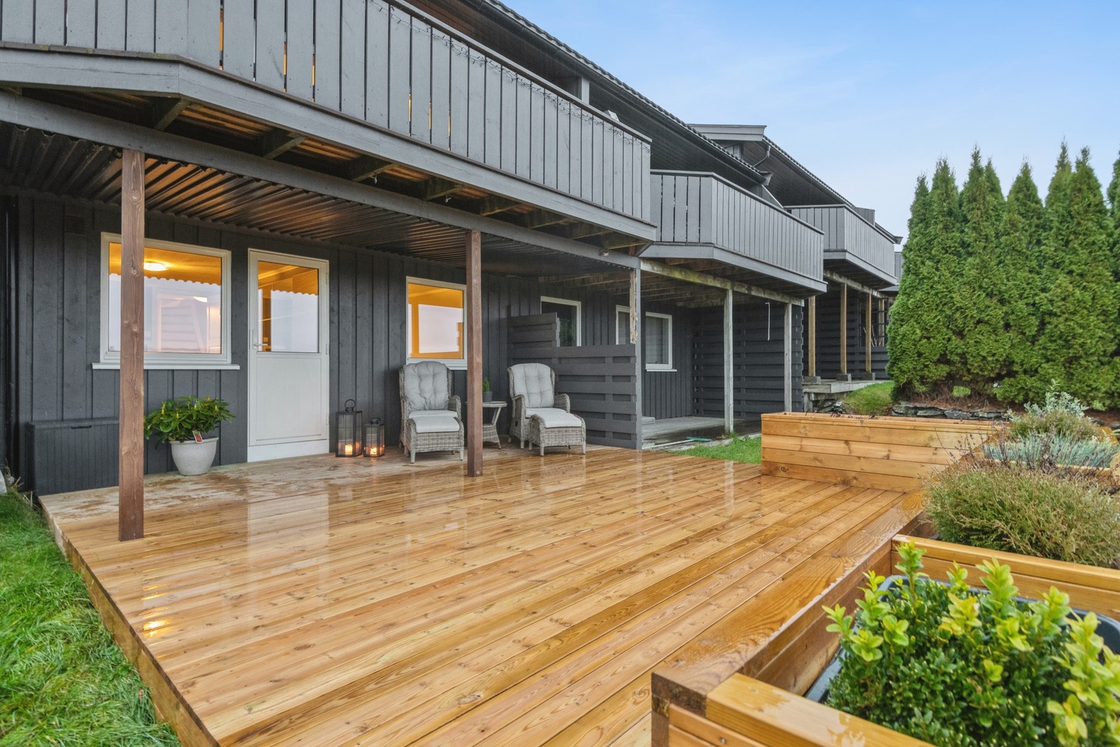 Delvis takoverbygget markterasse med god plass til hagemøbler og grill ect. Galleribilde