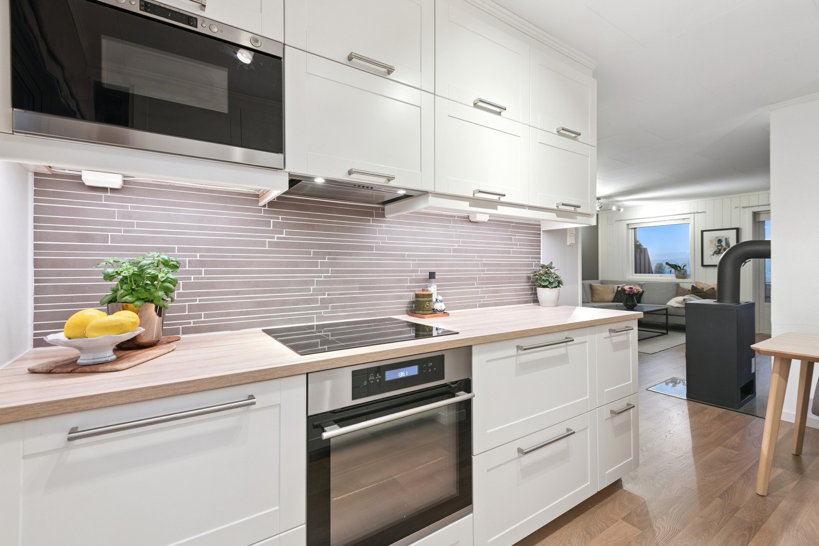 Kjøkkenet er fra 2015 og har lyse fronter. Overskap gir godt med lagringsplass. Galleribilde