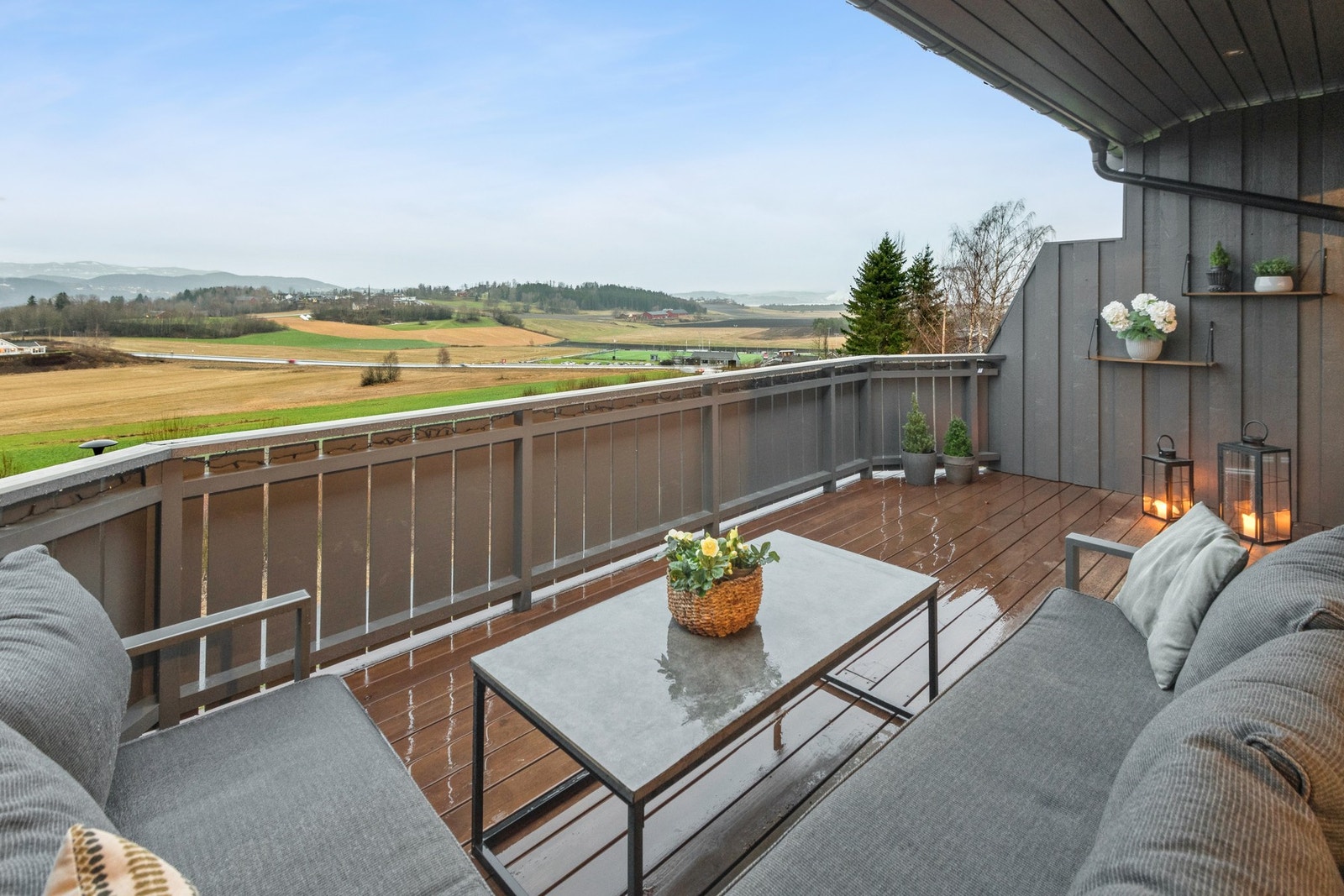 Veranda med god plass til hagemøbler. Her kan man nyte flott utsikt. Gode solforhold. Galleribilde