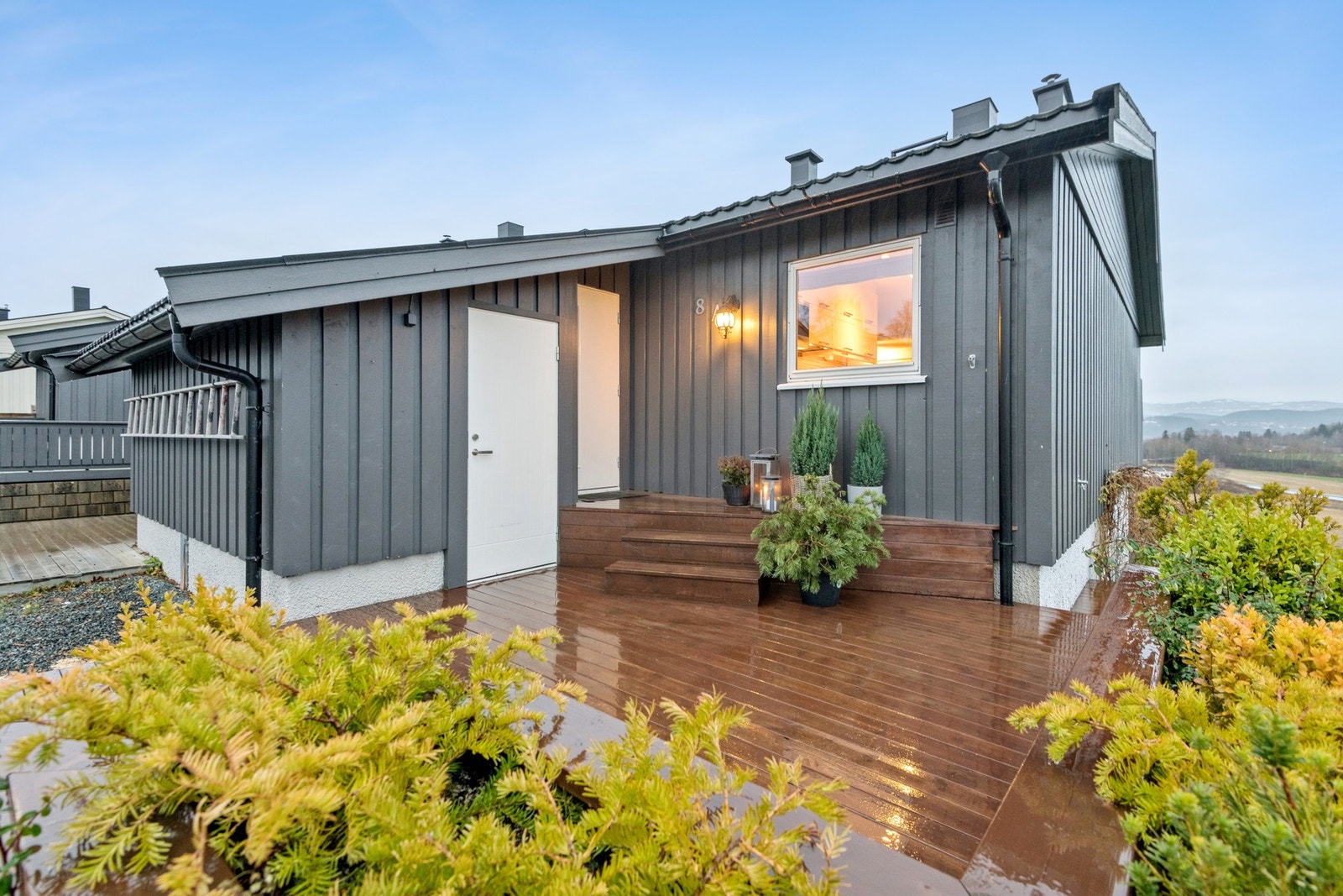 Ved inngangsparti har man en praktisk sportsbod med god plass til lagring. Velkommen inn! Galleribilde