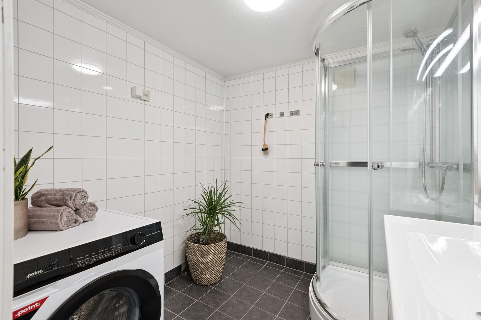 Badet har dusjkabinett og varme i gulv. Galleribilde