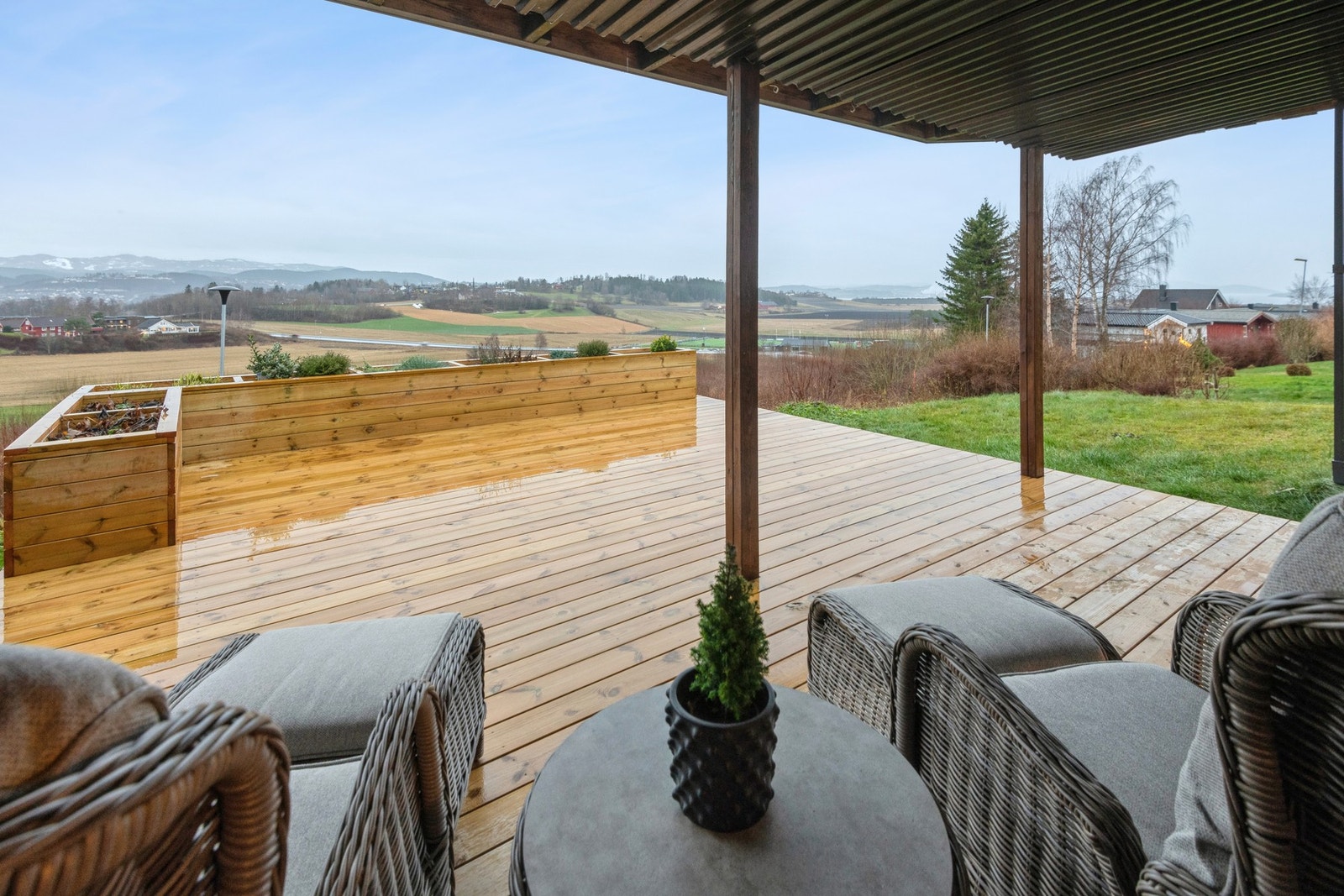 Fra terrassen kan man nyte flott utsikt utover Nesset Galleribilde