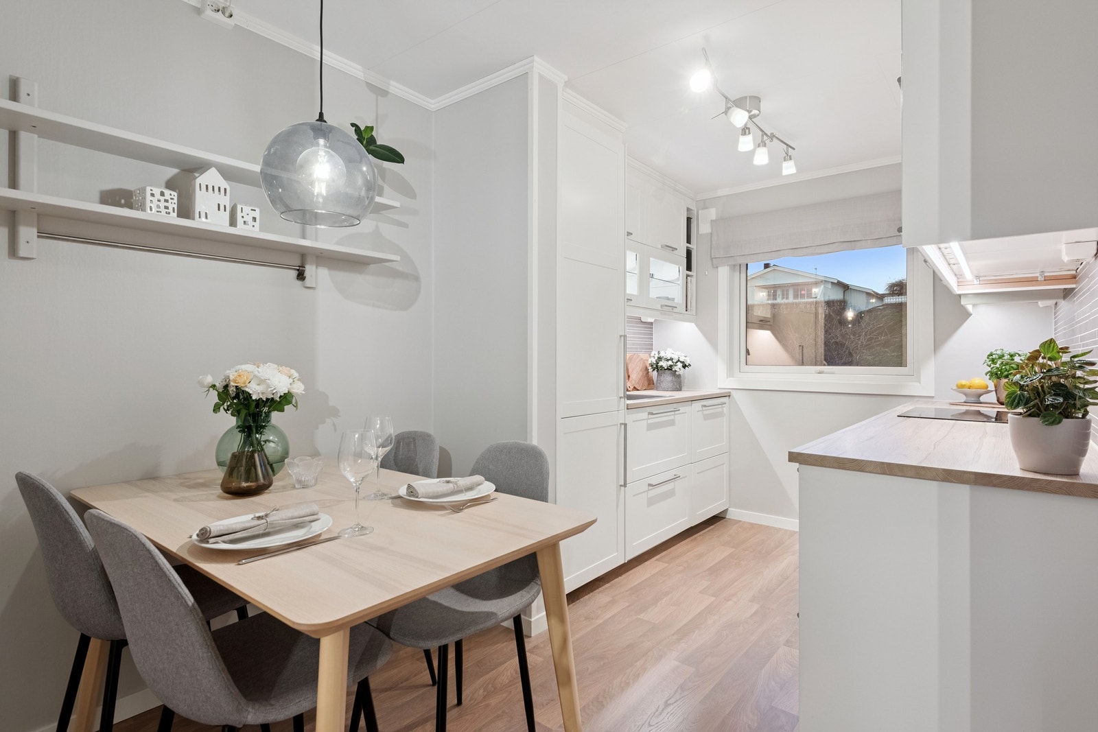 Kjøkkenet har en åpen løsning mot stue som skaper en åpen og luftig atmosfære. Her har man plass til spisegruppe. Galleribilde