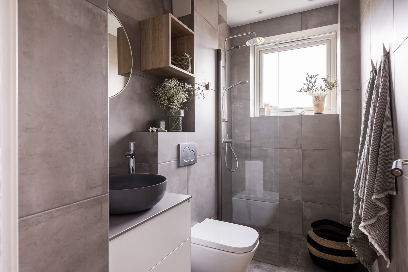 Lekkert flislagt bad med elektrisk gulvvarme fra 2020. Galleribilde