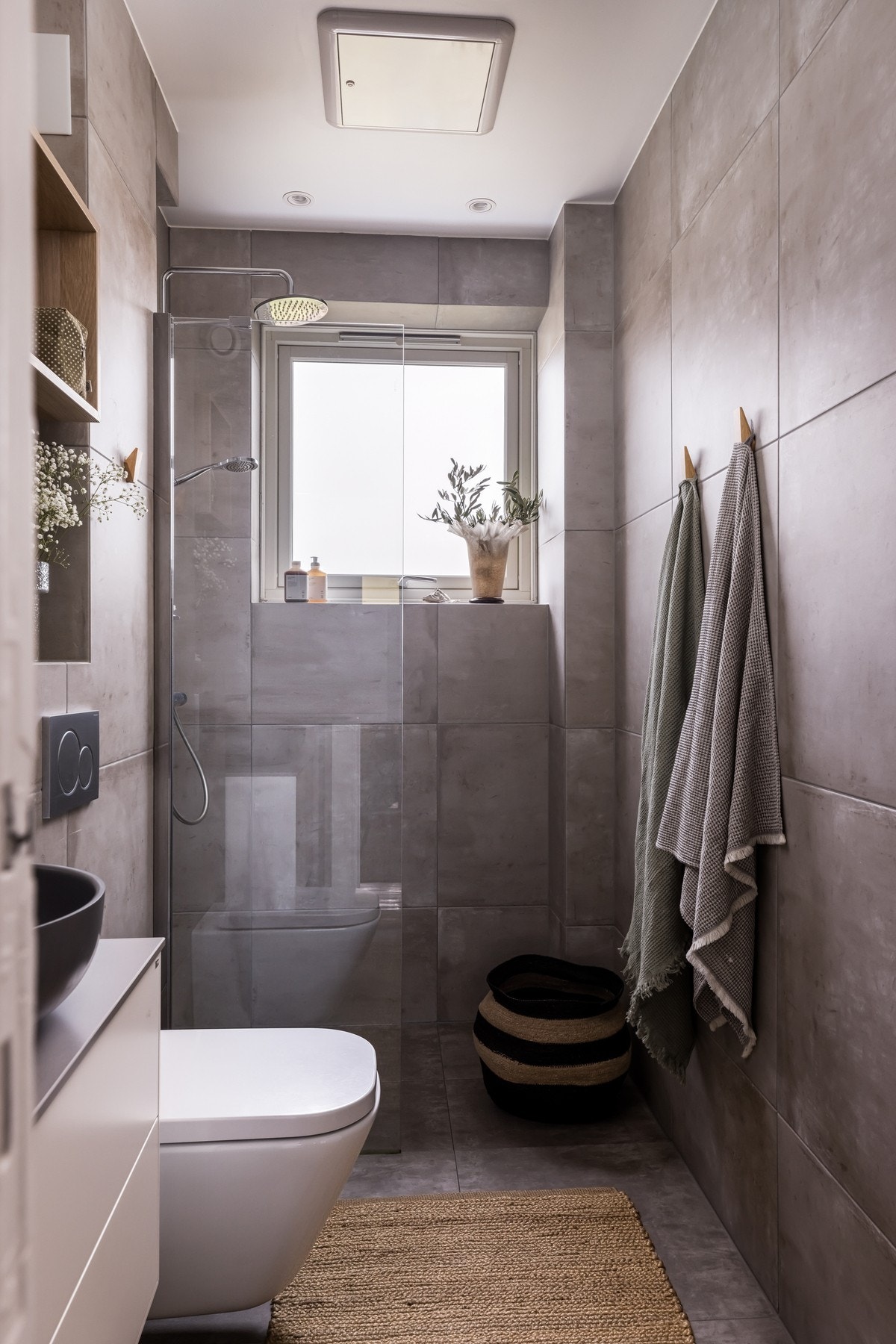 Badet har vegghengt klosett, dusj med glassvegg og moderne baderomsinnredning med påstående vask. Galleribilde