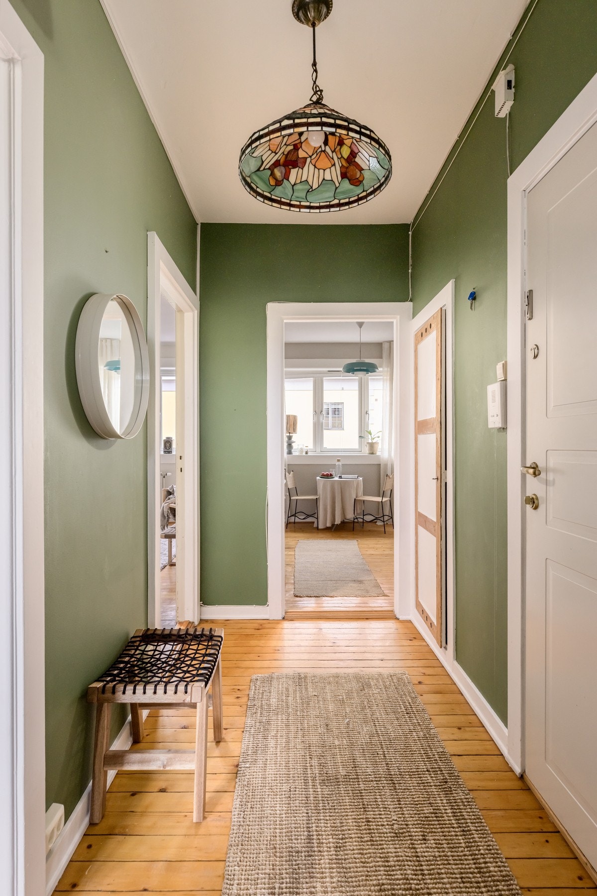 Flott entré med et praktisk kott som gir godt med lagringsplass. Galleribilde