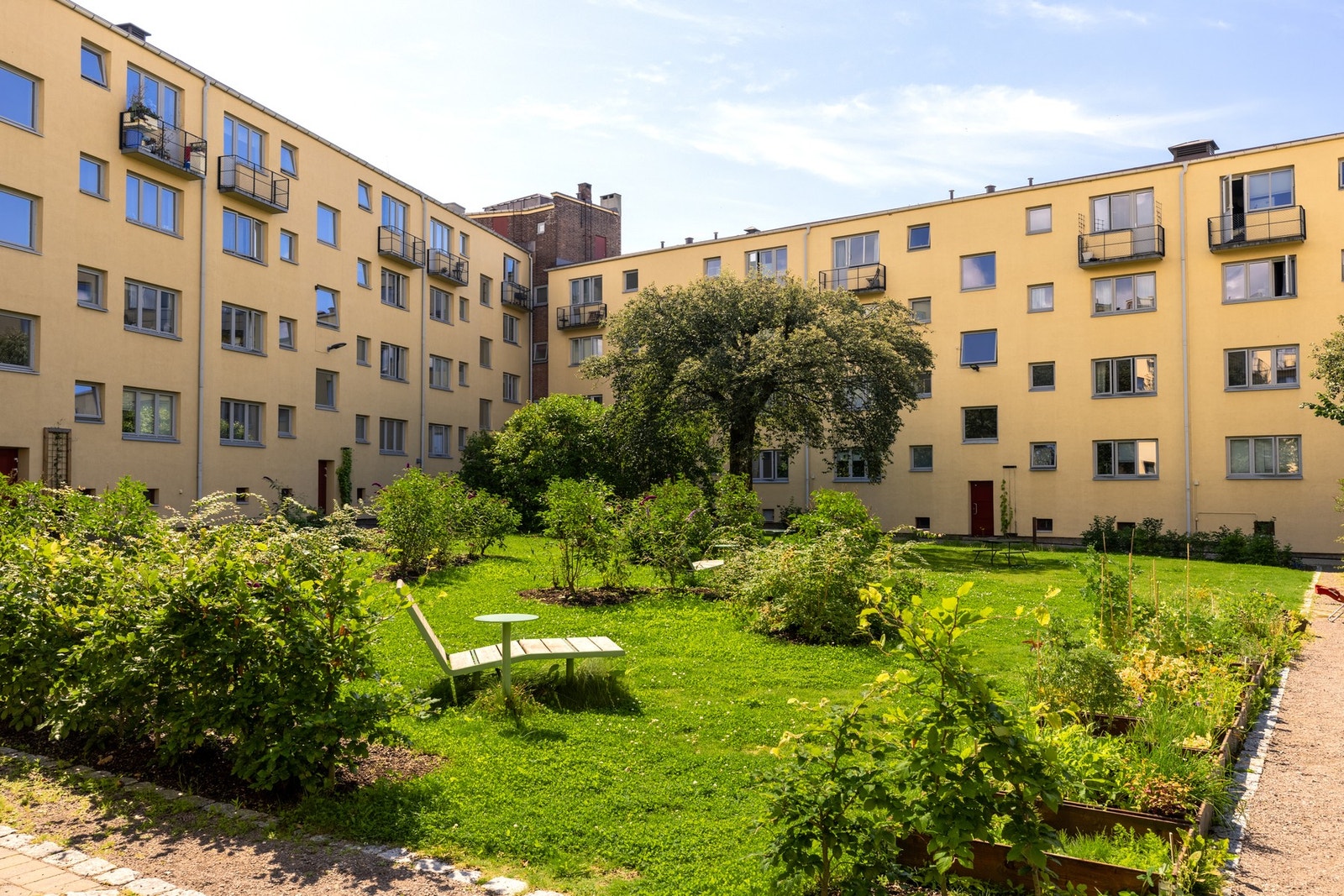 Gården er meget pen og velholdt med tre store og flotte hageanlegg. Galleribilde