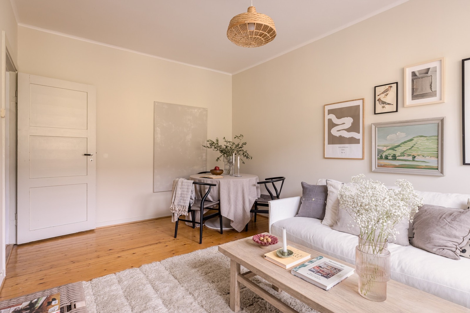 Lys og luftig stue med store vindusflater og takhøyde på 2,67 m som gir rikelig med naturlig lys og en flott romfølelse. Galleribilde