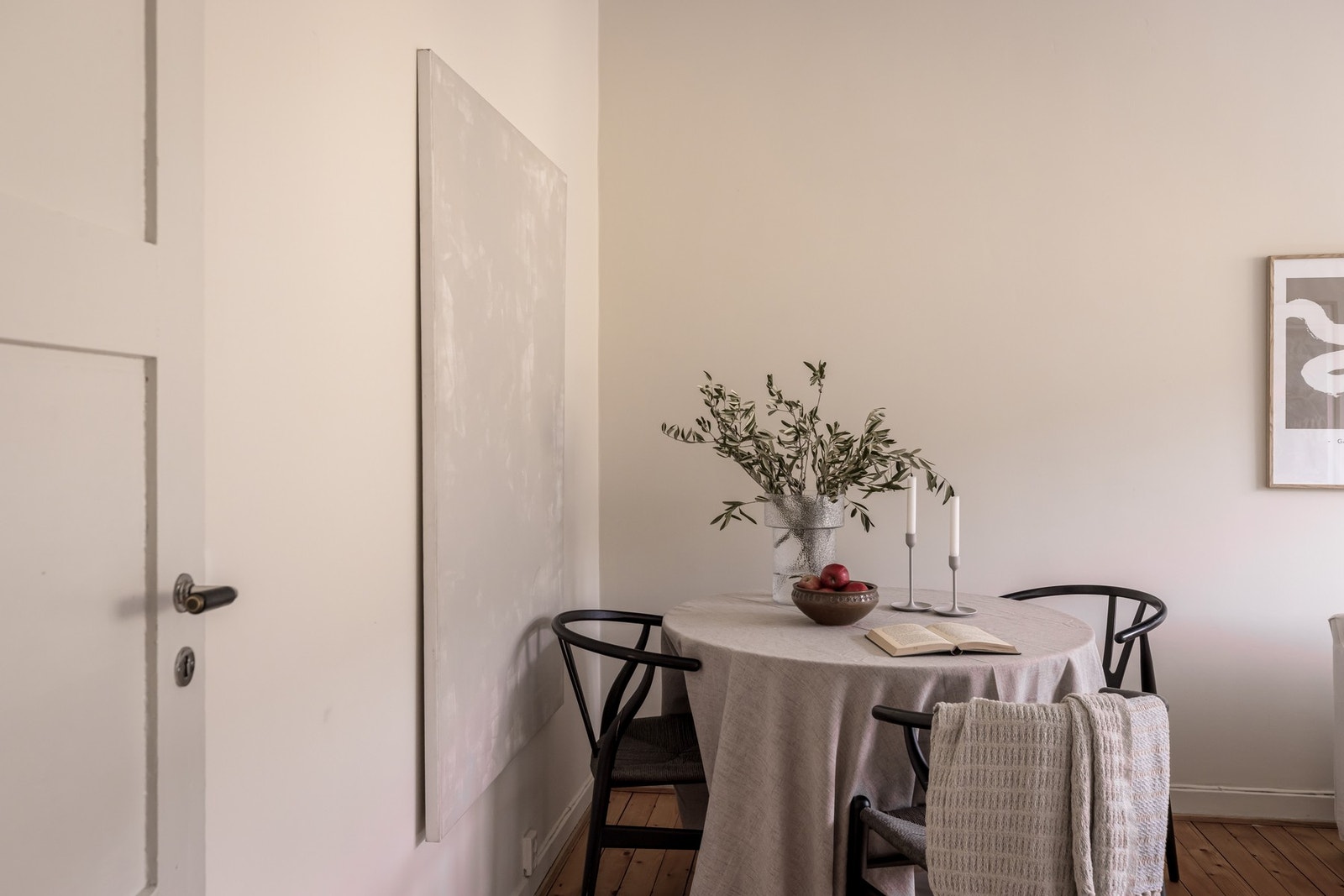 Her er det fin mulighet for både spiseplass og sofagruppe. Galleribilde