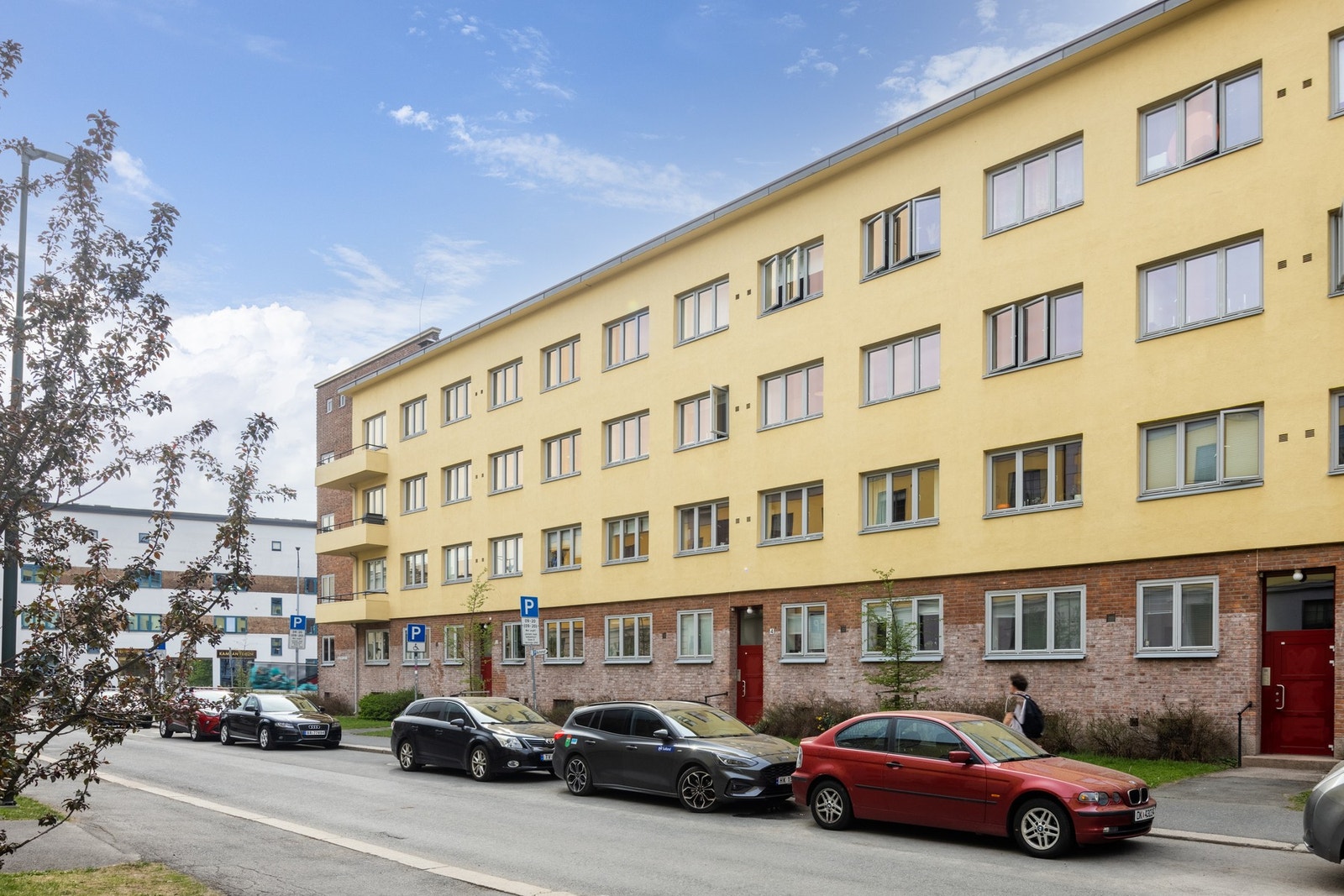 Gården tilbyr flere sykkelparkeringer, barnevognskur, gjesteleilighet og flere vaskerier. Galleribilde