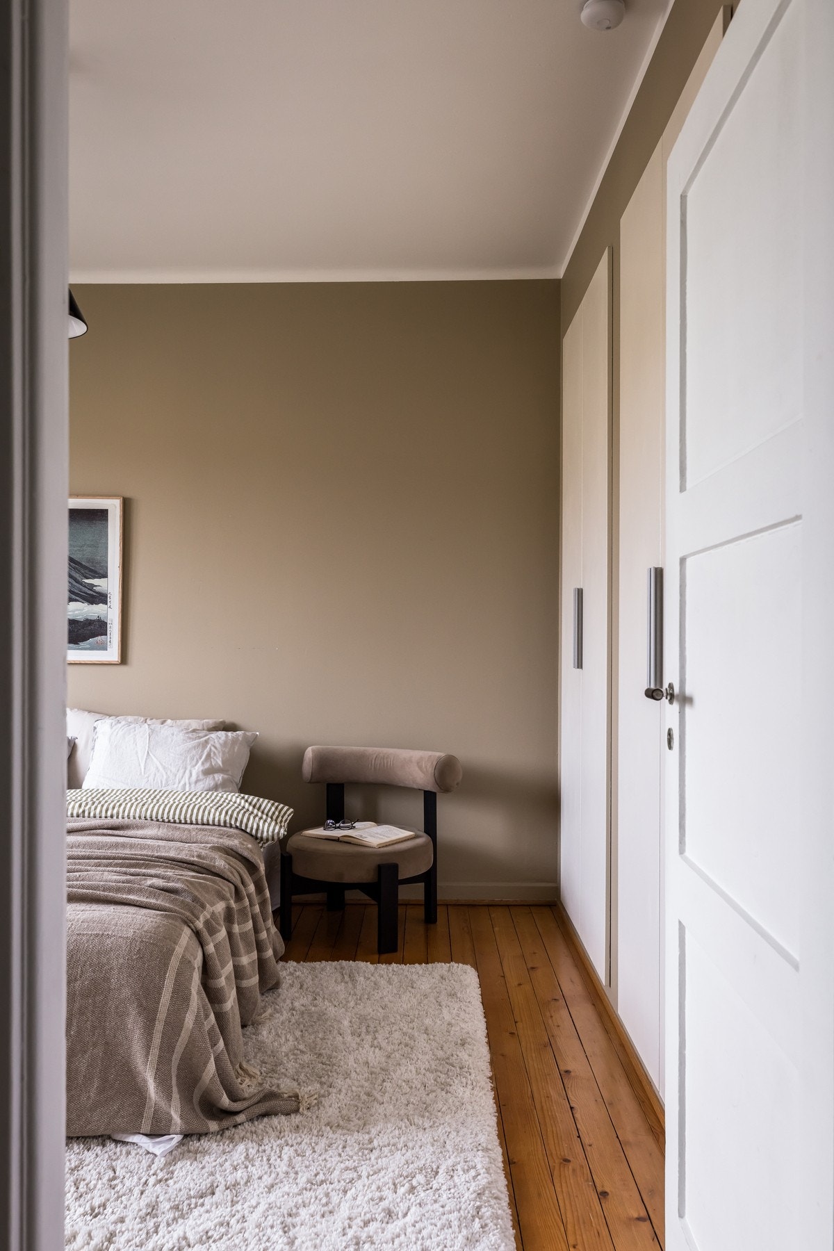 Soverommet vender ut mot rolig felles hage. Galleribilde