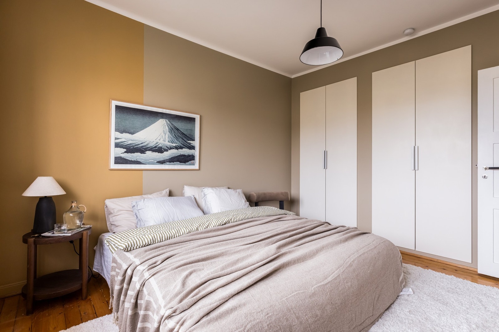 Soverommet har innebygget garderobeskap som gir rikelig med lagringsplass. Galleribilde