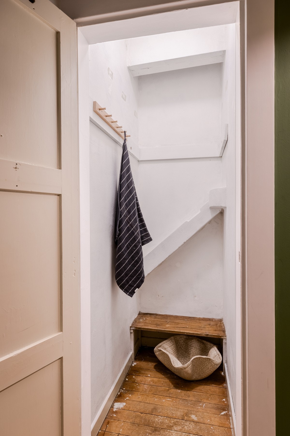 Praktisk kott som gir god plass til oppheng av yttertøy og sko. Galleribilde