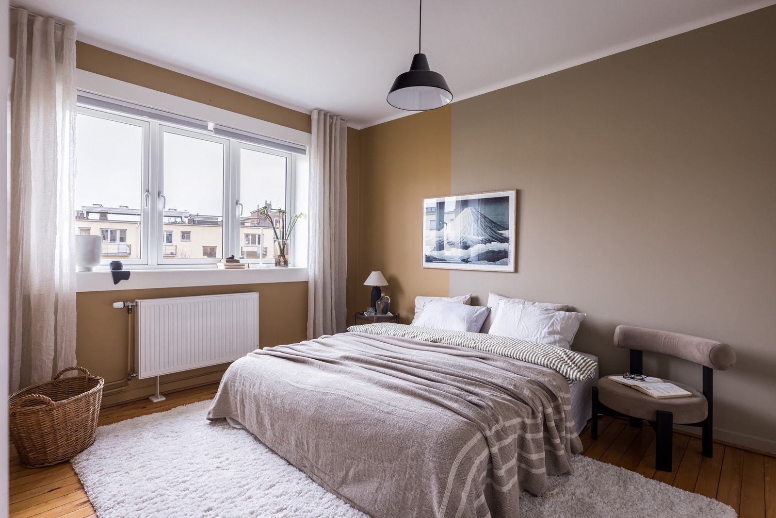 Leiligheten har et romslig soverom med plass til stor dobbeltseng, nattbord og ønskelig møblement. Galleribilde