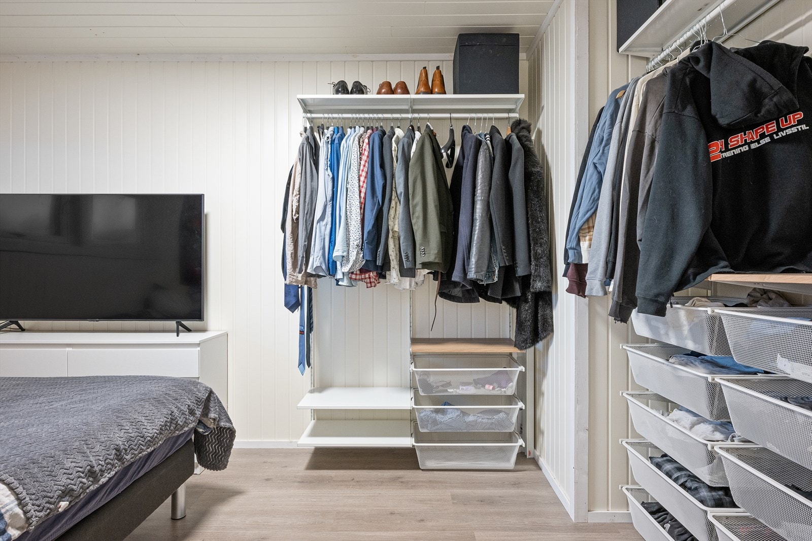 Soverom med flott garderobe Galleribilde