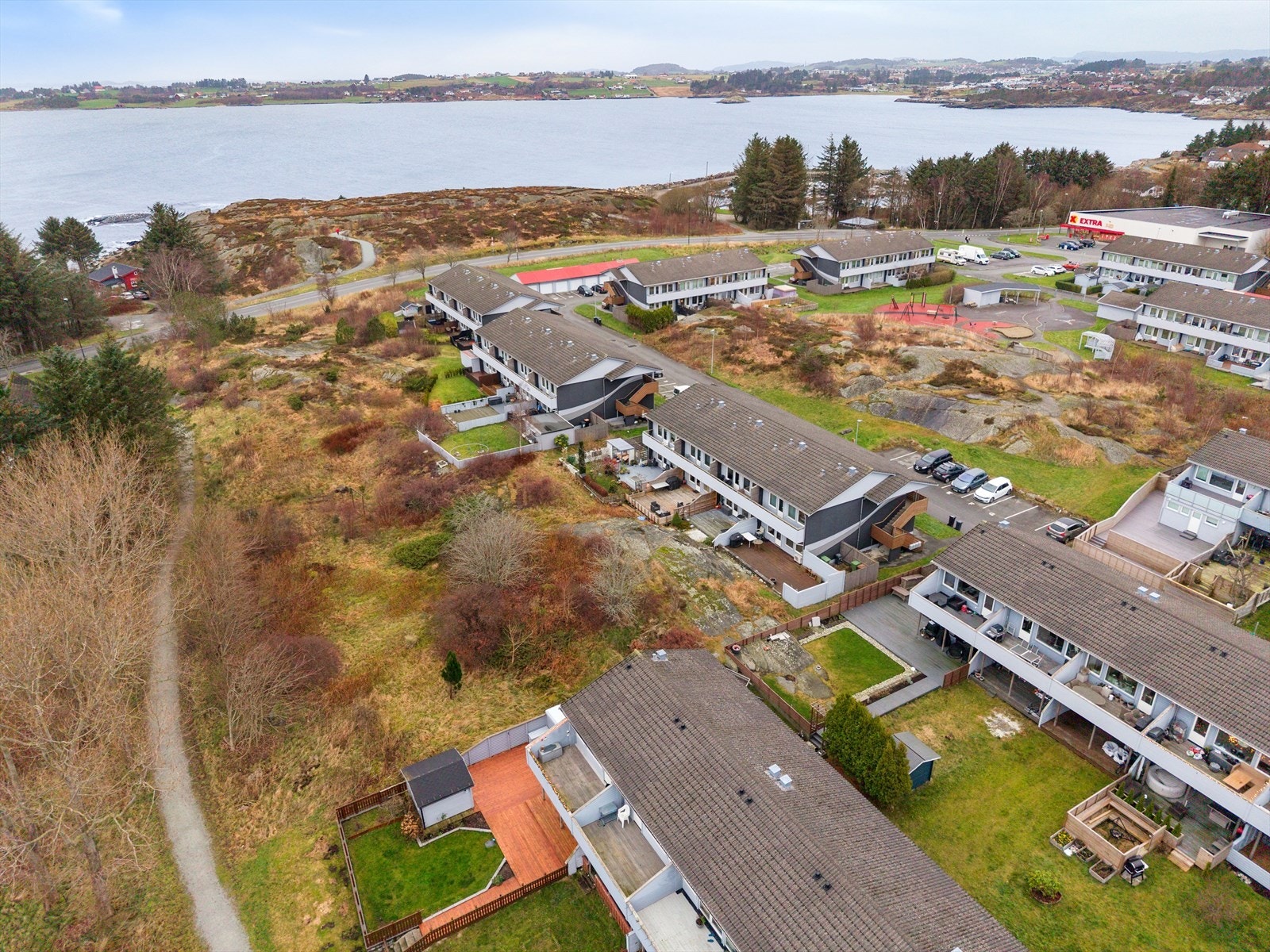 Leiligheten ligger i et etablert og barnevennlig område i Kvernevik. Ypperlig plassering for barnefamilier med kort og trygg skolevei, idrettsanlegg like ved, samt lekeplass og balløkke på feltet. Galleribilde