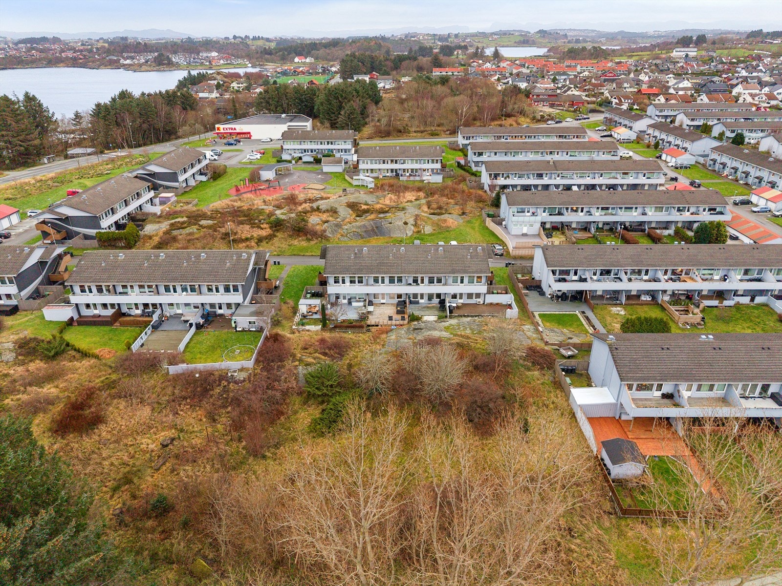 Ny svømmehall, bydelshus og flere barnehager i kort avstand.
Kort vei ned til fjorden med badestrand og flotte turløyper innover Hafrsfjord til Møllebukta eller utover til Vistestranda, eller rundløypa rundt Hålandsvannet. Galleribilde