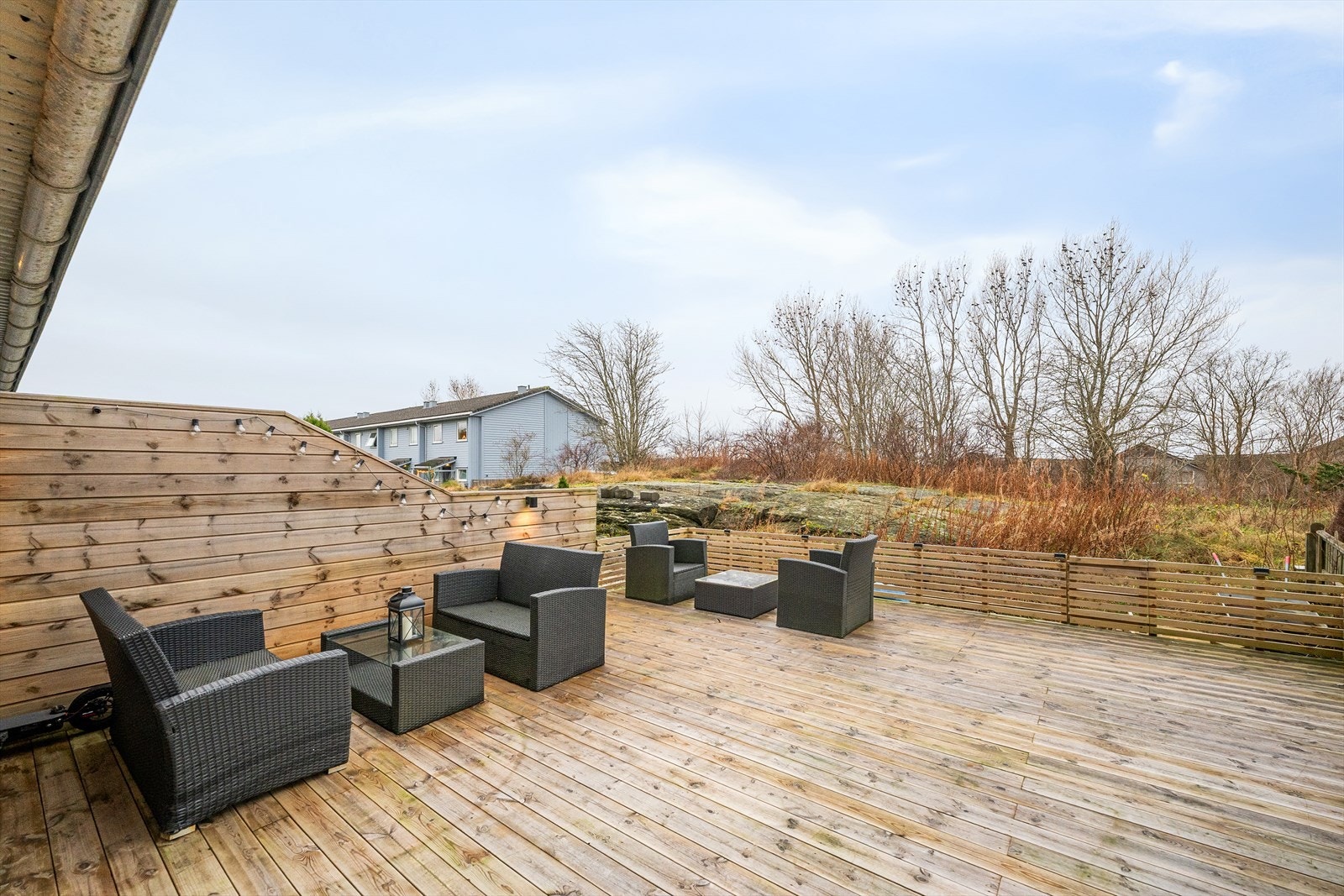 Leiligheten ligger fint til i 1. etasje med egen sørvestvendt terrasse og hage som grenser mot friområde. Her har man meget gode solforhold. Galleribilde