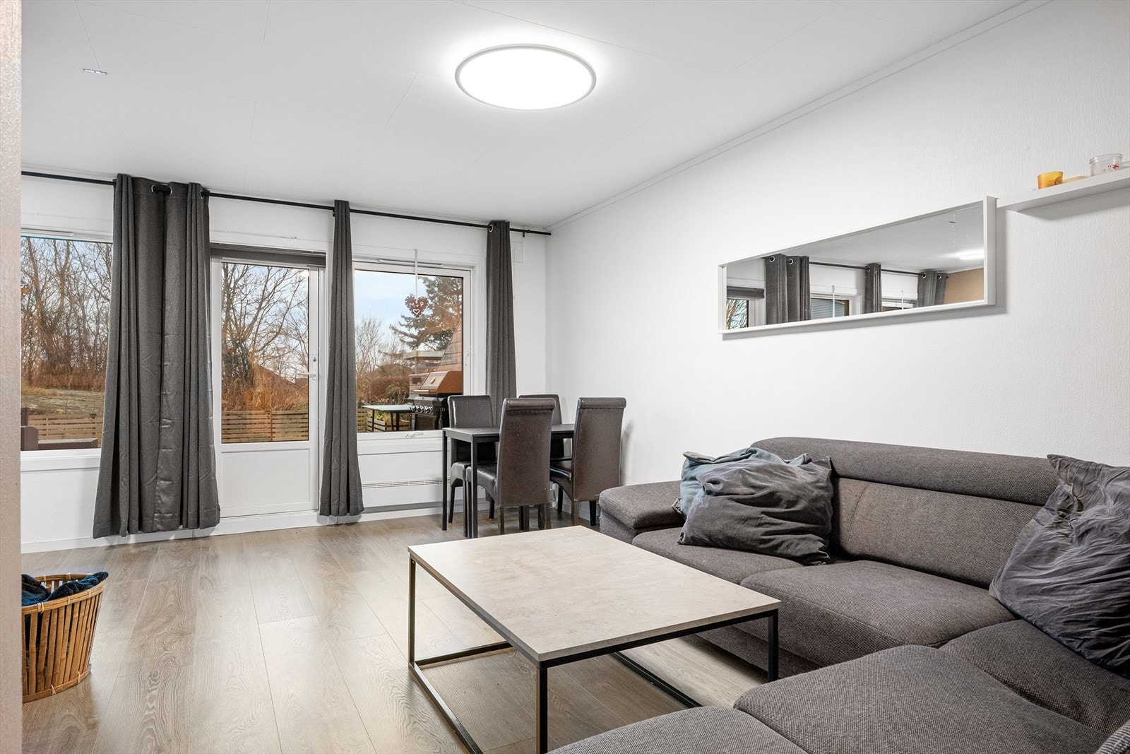 Stue med utgang til meget stor terrasse Galleribilde