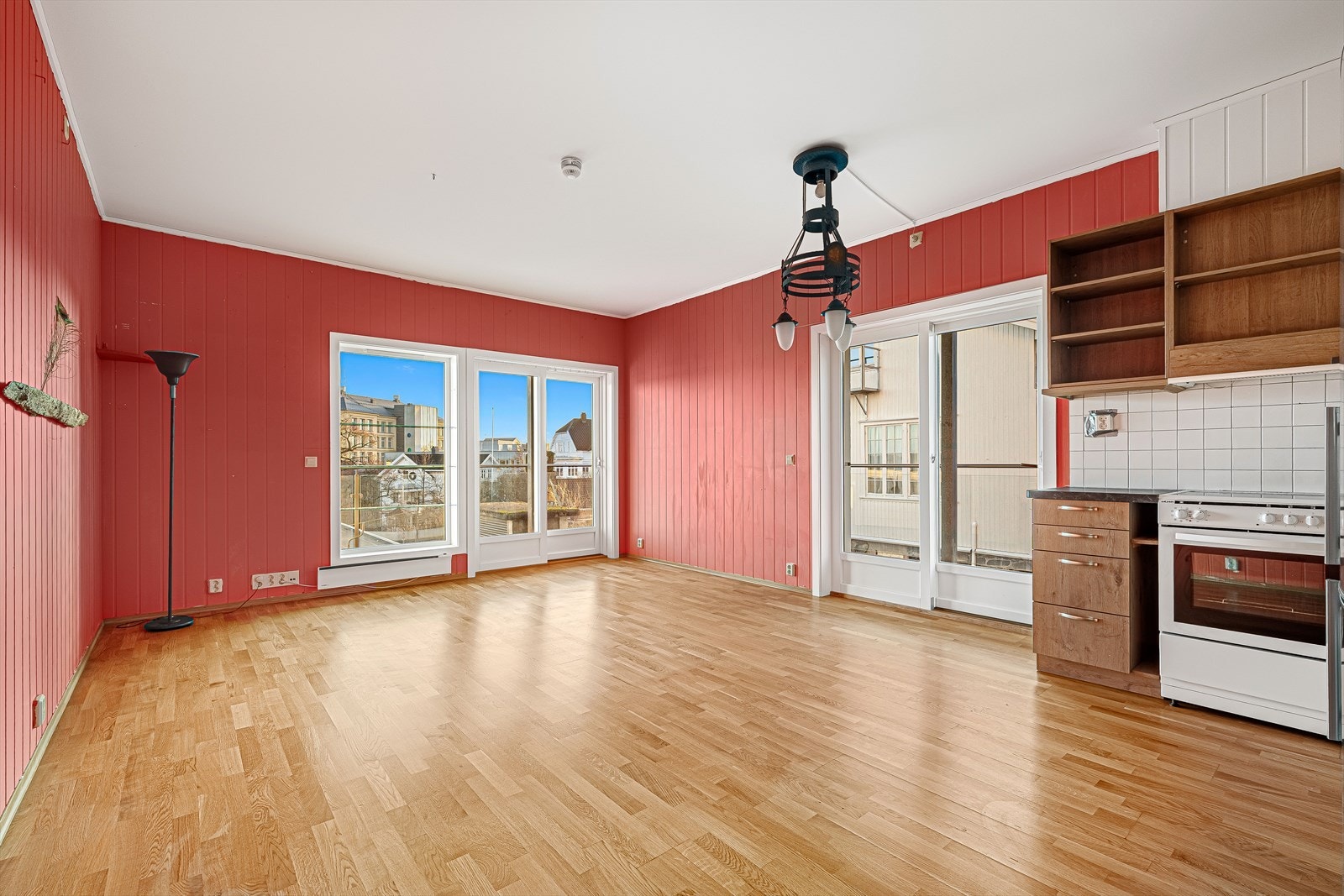 Det er utgang til en stor, solrik veranda via to skyvedører. Fra både stue/kjøkken og veranda er det nydelig sjøutsikt! Galleribilde