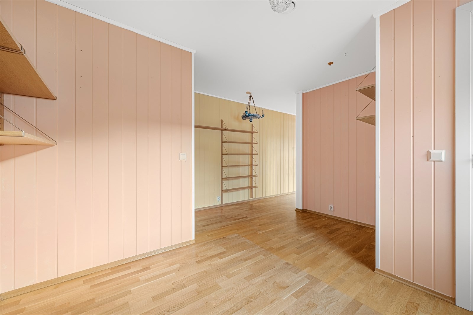 Åpent areal er brukt som TV-stue men godkjent som bod på tegningene (se mer info under ferdigattest og midlertidig brukstillatelse). Galleribilde