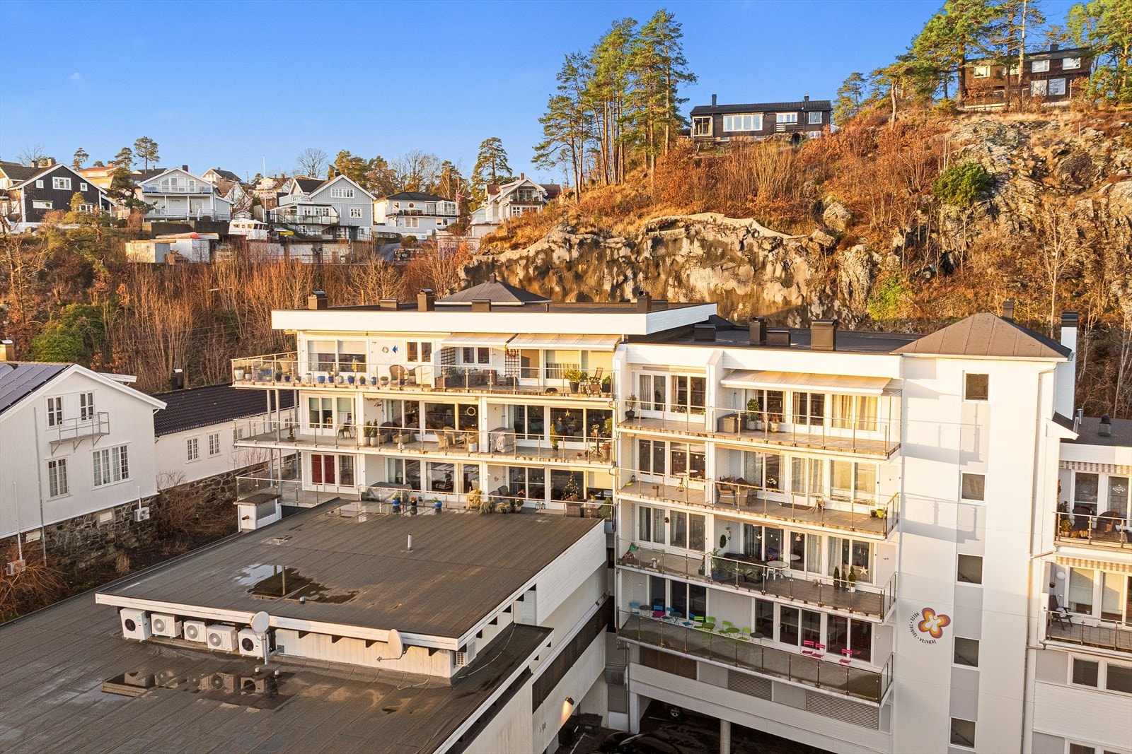 Det er mange leiligheter, treningssenter mm. i dette fellesanlegget. Galleribilde