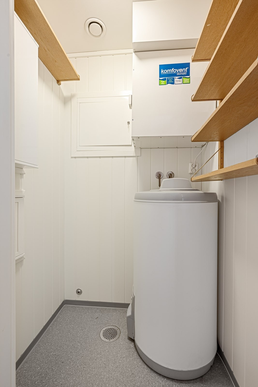 Teknisk rom inneholder sikringsskap, vannskap, varmtvannsbereder og ventilasjonsanlegg. Galleribilde