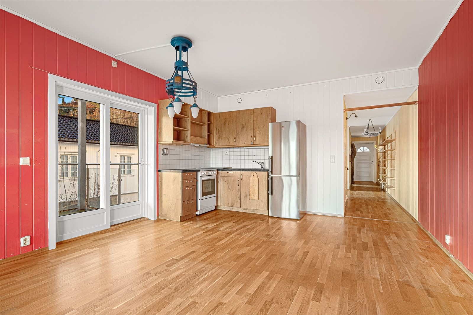 Kjøkkenet har en enkel innredning med glatte fronter, laminert benkeplate, flis mellom over- og underskap samt frittstående komfyr og kjøleskap som medfølger. Galleribilde