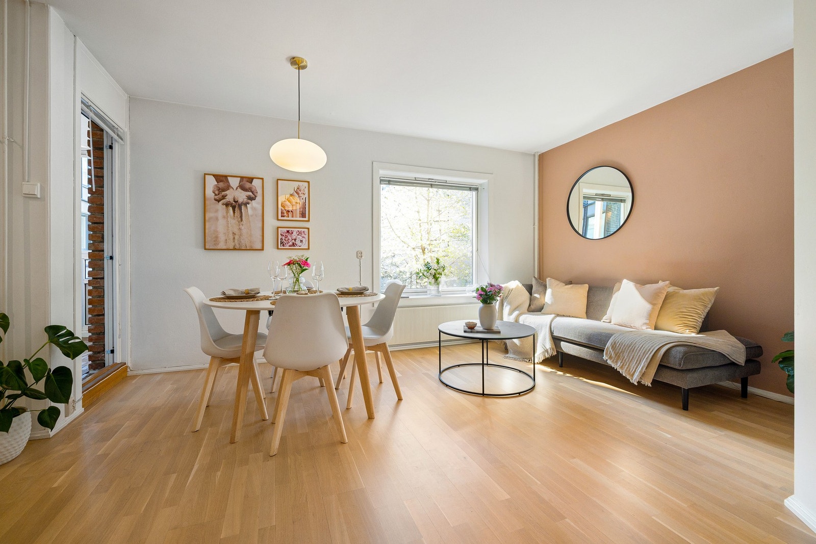 God plass til både spiseplass og sofaseksjon, med naturlig tildelte soner. Galleribilde