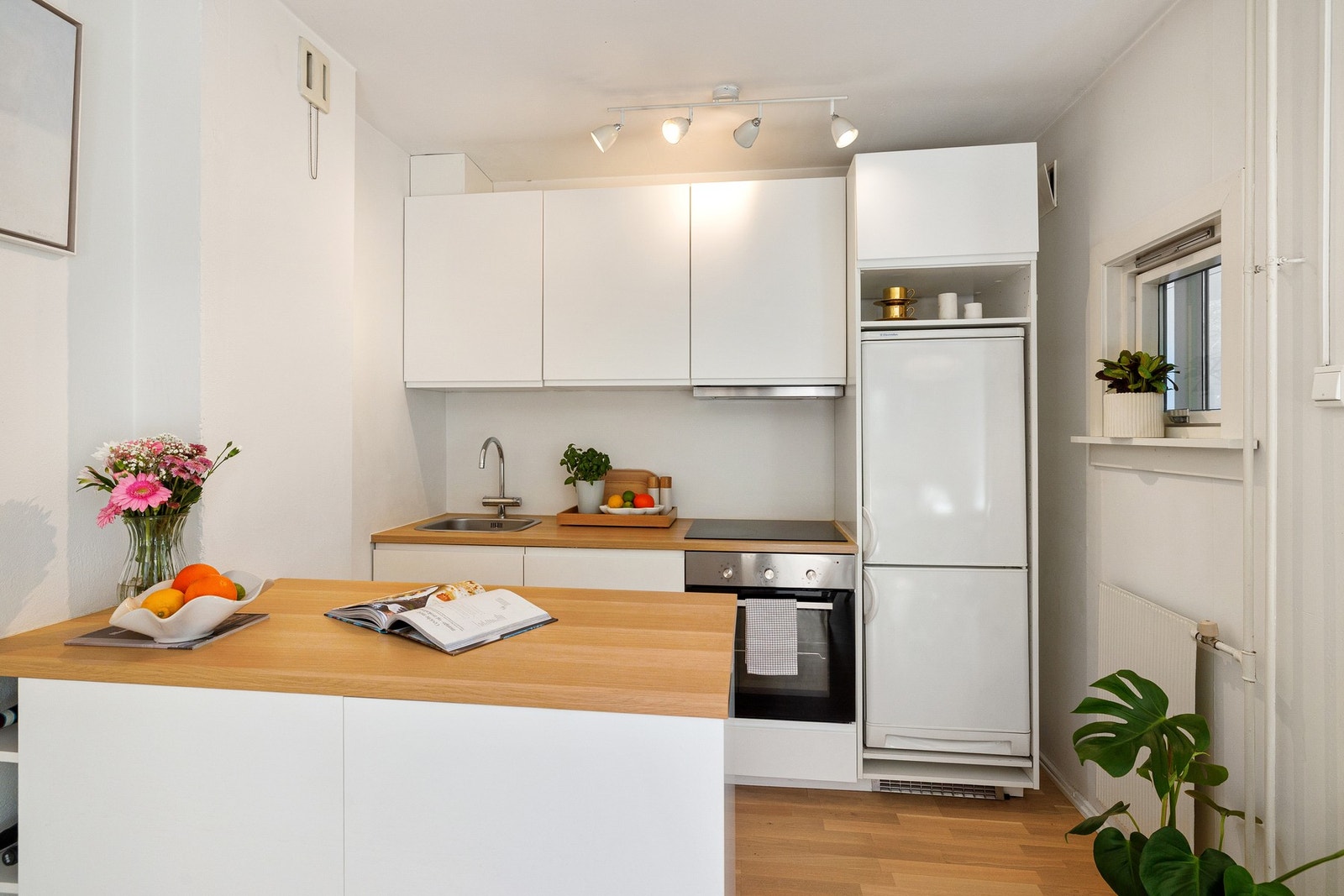 Rikelig med skap- og benkeplass, i tillegg til en svært praktisk kjøkkenøy for ekstra oppbevaring. Galleribilde